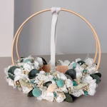 Porta alianzas y arras de boda decorado artesanalmente con flores preservadas. Personalízalo para combinar con tu ramo y complementos de novia.