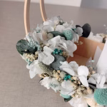 Porta alianzas y arras de boda decorado artesanalmente con flores preservadas. Personalízalo para combinar con tu ramo y complementos de novia.