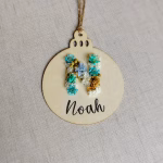 Bola de Navidad personalizada con inicial de flores preservadas y nombre