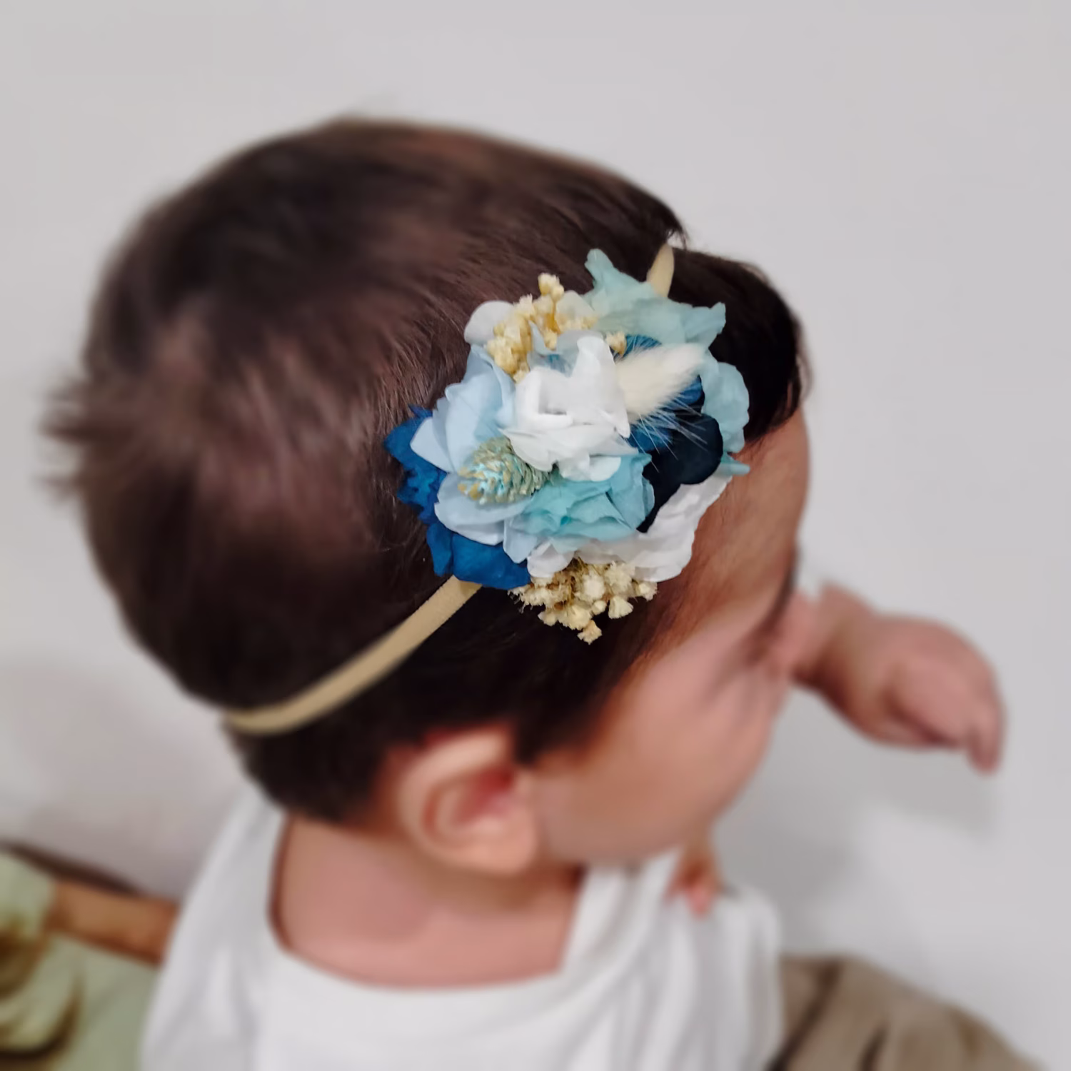 Corona con flores preservadas para bebé